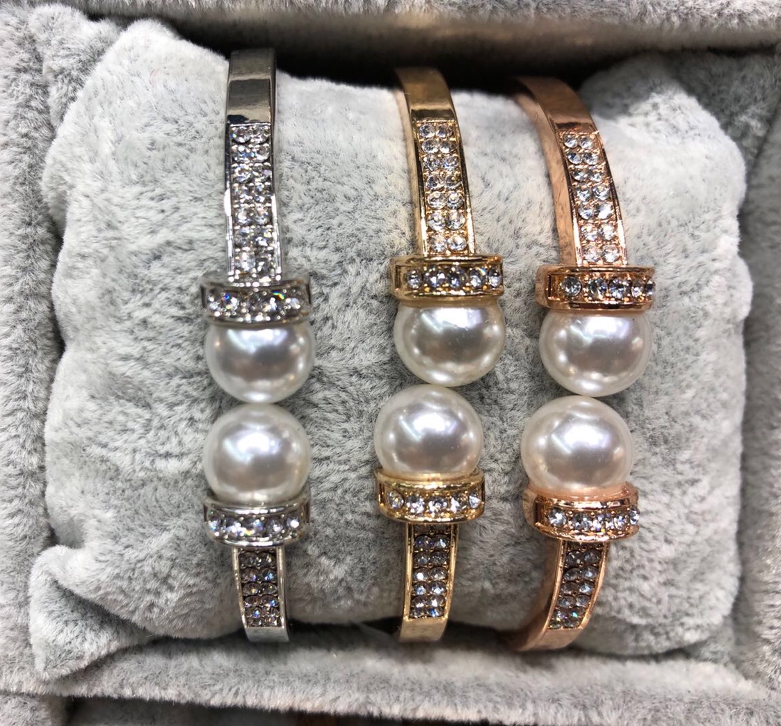 A bracelet with a circle of diamonds thumbnail