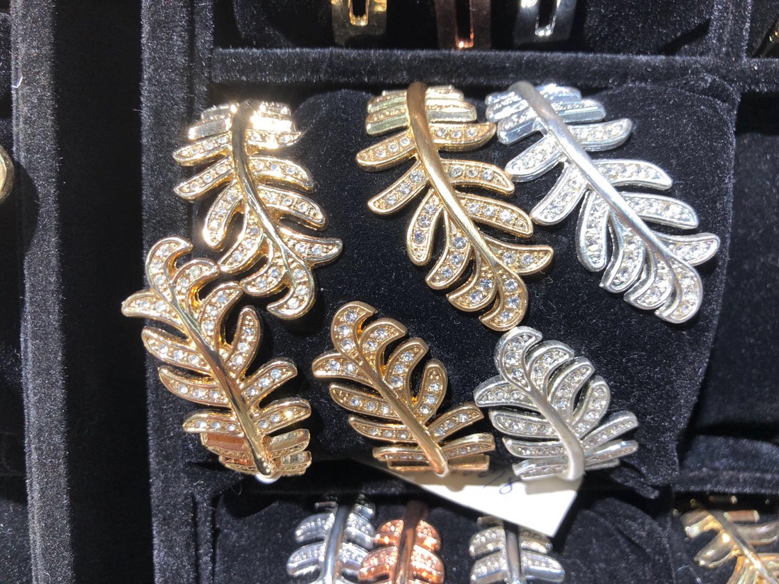 Bracelet with diamond leaf thumbnail