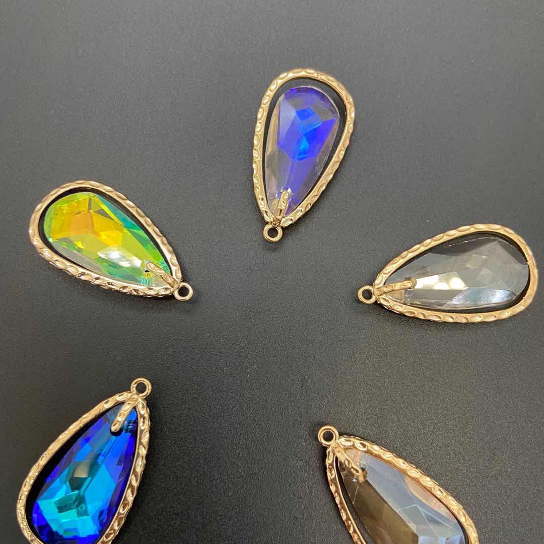 包边玻璃、铜包水晶(水滴形）水晶包边、铜挂件、手工珍珠、玻璃配件、铜配件、锆石包边、珍珠包边、陶瓷包边、合金陶瓷挂件、吊坠、耳环、戒指、珍珠配件、镜片玻璃配件等。佳兴