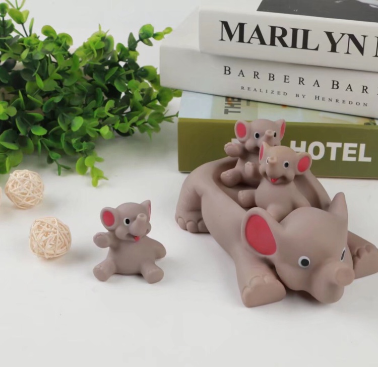 搪胶玩具大象带三只小象玩具宠物玩具宝宝戏水玩具详情图1