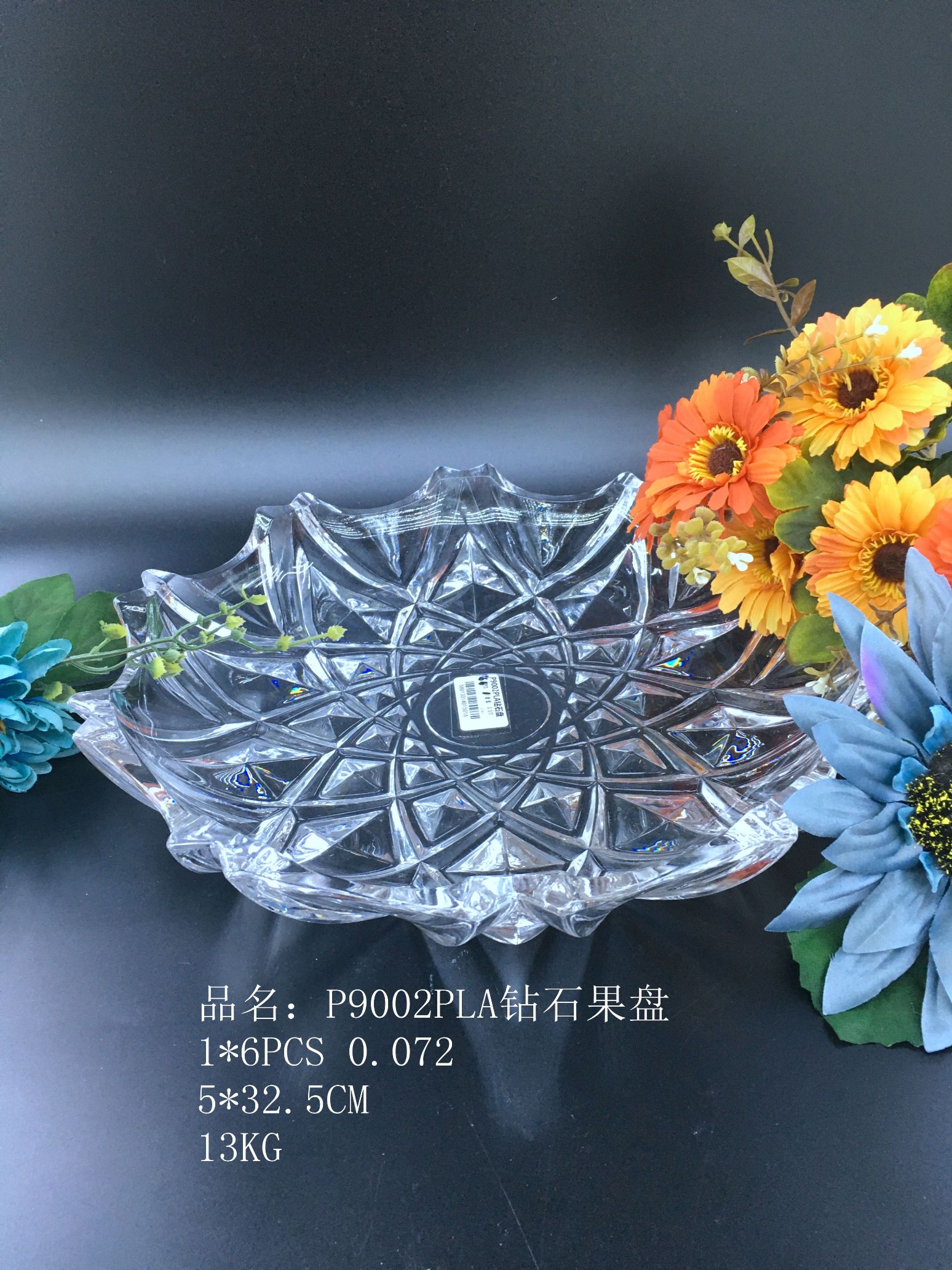Diamond plates are used as home fruit plate ornaments