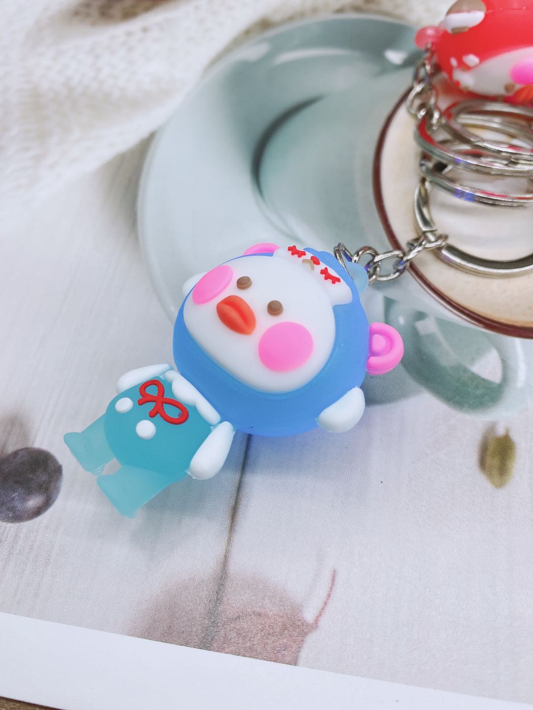 Internet celebrity cartoon drop glue doodle duck flashing light figure key chain pendant Creative car key chain ring activity Application Scenario