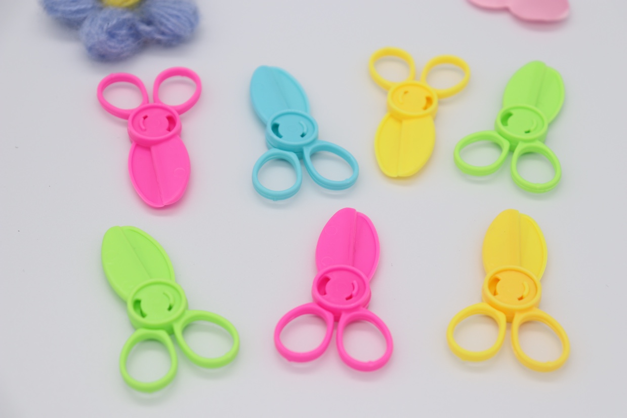 Plastic scissors, children's plastic toys, gifts, gashapon party toys details Picture