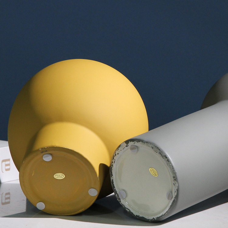 Simple home furnishings: The entrance wine cabinet is decorated with Nordic Morandi color ceramic vases and creative tabletop ornaments Application Scenario