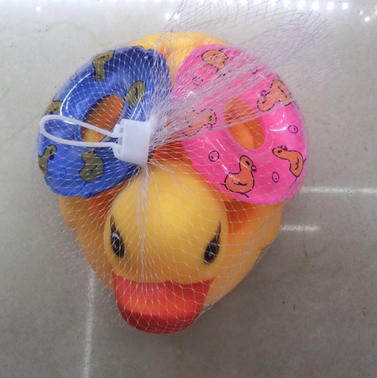 搪胶玩具大鸭子带2个游泳圈宝宝戏水玩具详情图1