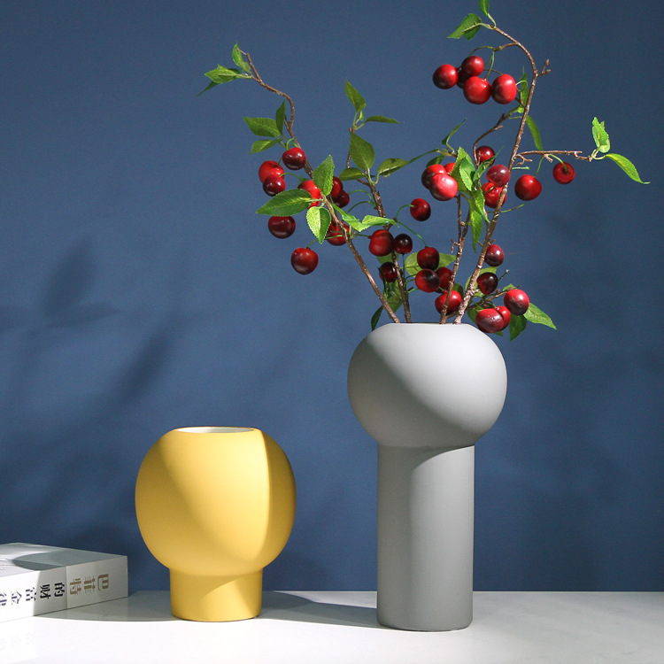 Simple home furnishings: The entrance wine cabinet is decorated with Nordic Morandi color ceramic vases and creative tabletop ornaments undefined