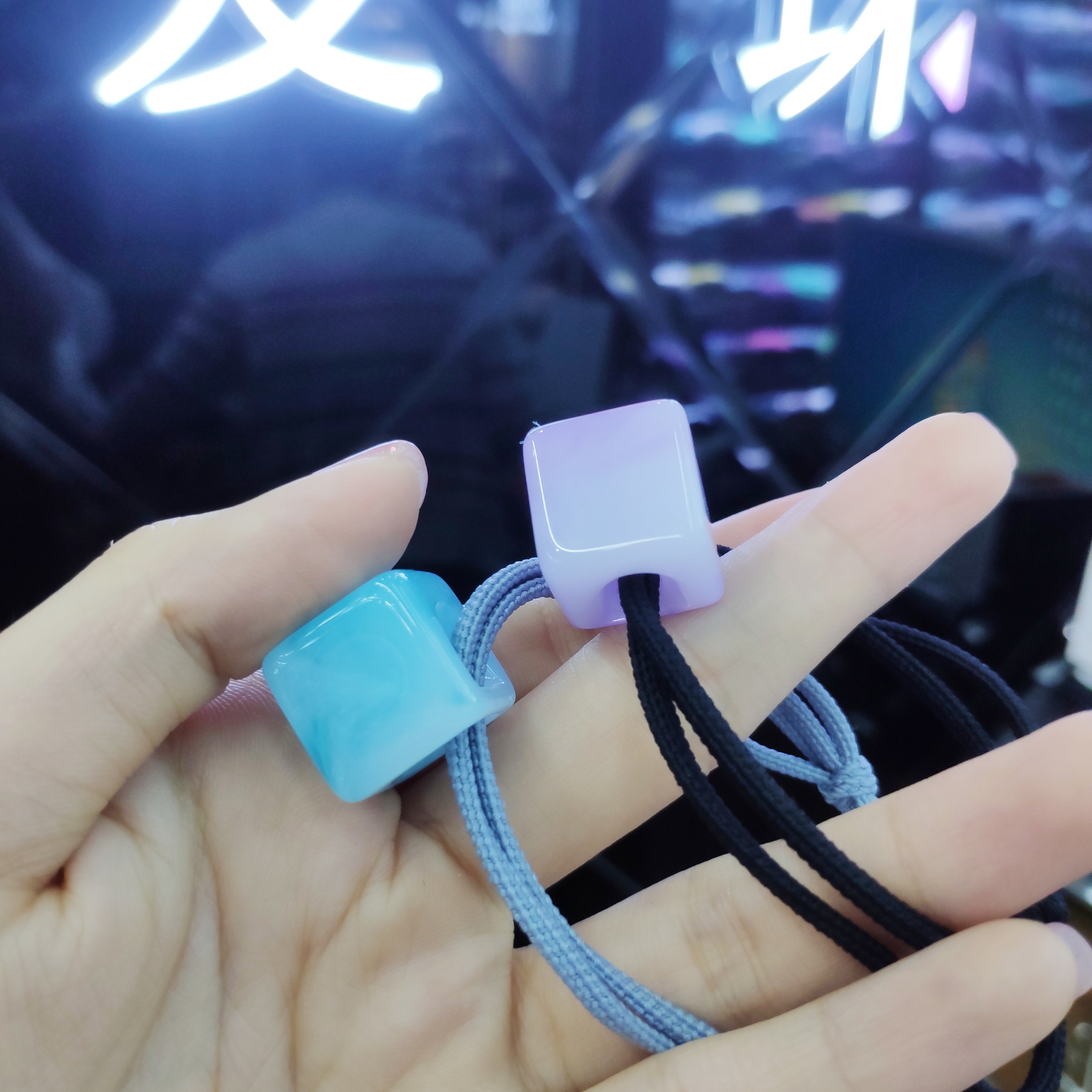 爱珠饰品 17.1mm彩色双色边孔方块珠亚克力 首饰配件服装辅料详情图3
