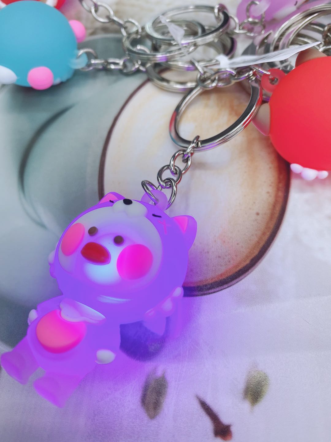 Internet celebrity cartoon drop glue doodle duck flashing light figure key chain pendant Creative car key chain ring activity Specification drawing