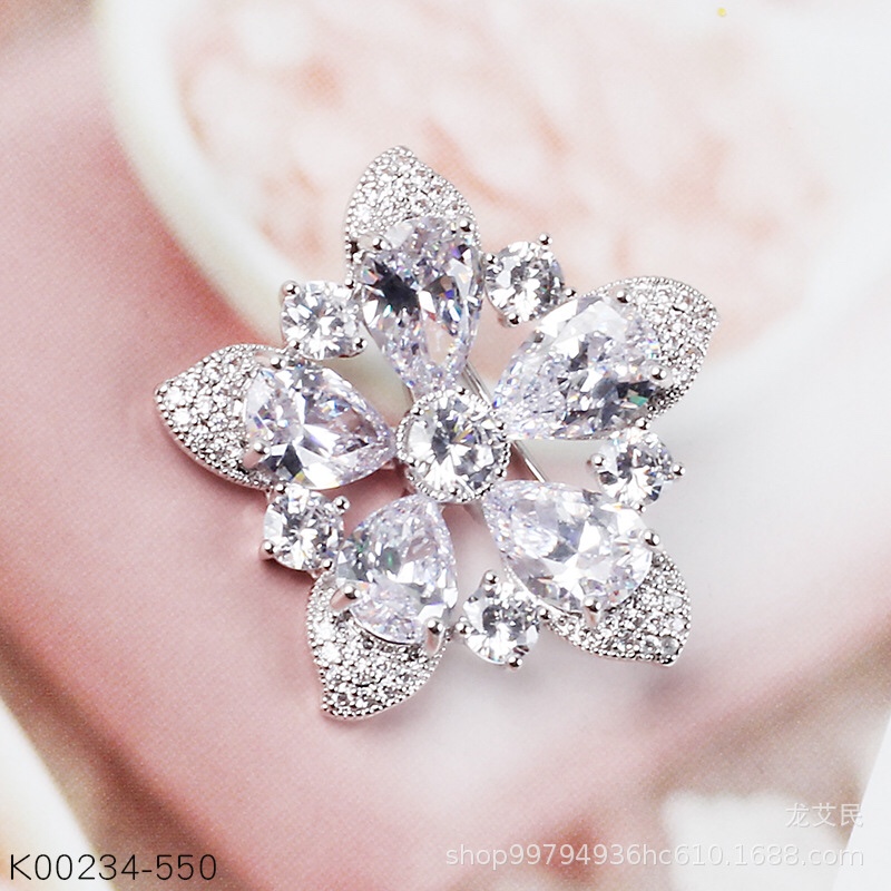 Five-pointed star diamond-encrusted brooch for women, a fashionable and simple Korean style zircon accessory, a new trendy and high-end pin