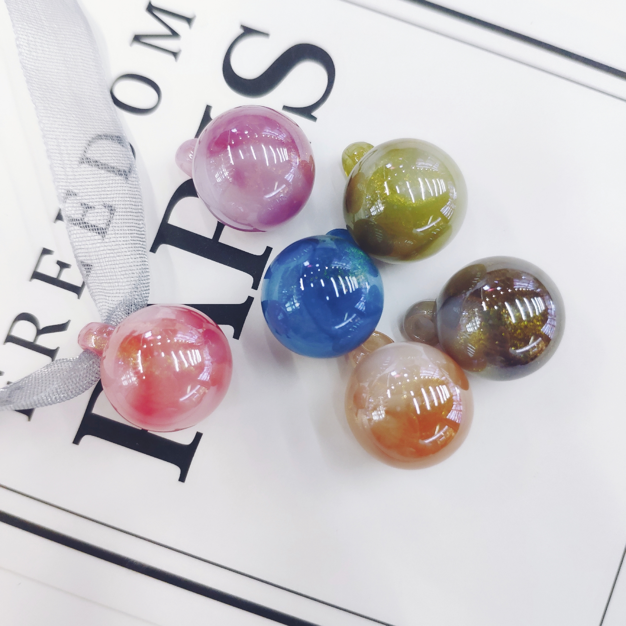 Aizhu Jewelry 16mm colorful dual-color hanging hole round beads, gold powder pearlescent acrylic jewelry accessories, clothing accessories detail image 4