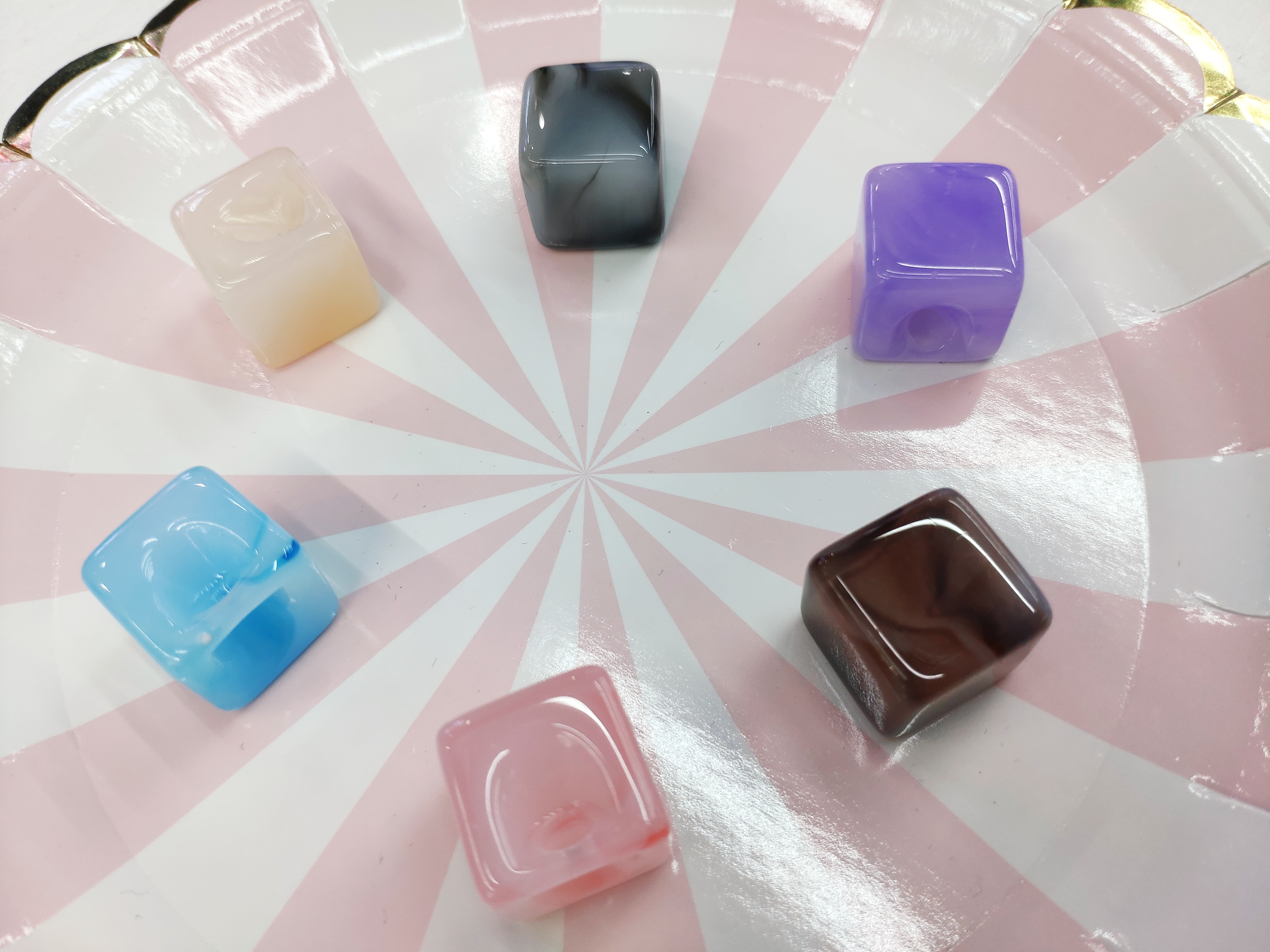 爱珠饰品 17.1mm彩色双色边孔方块珠亚克力 首饰配件服装辅料详情图1