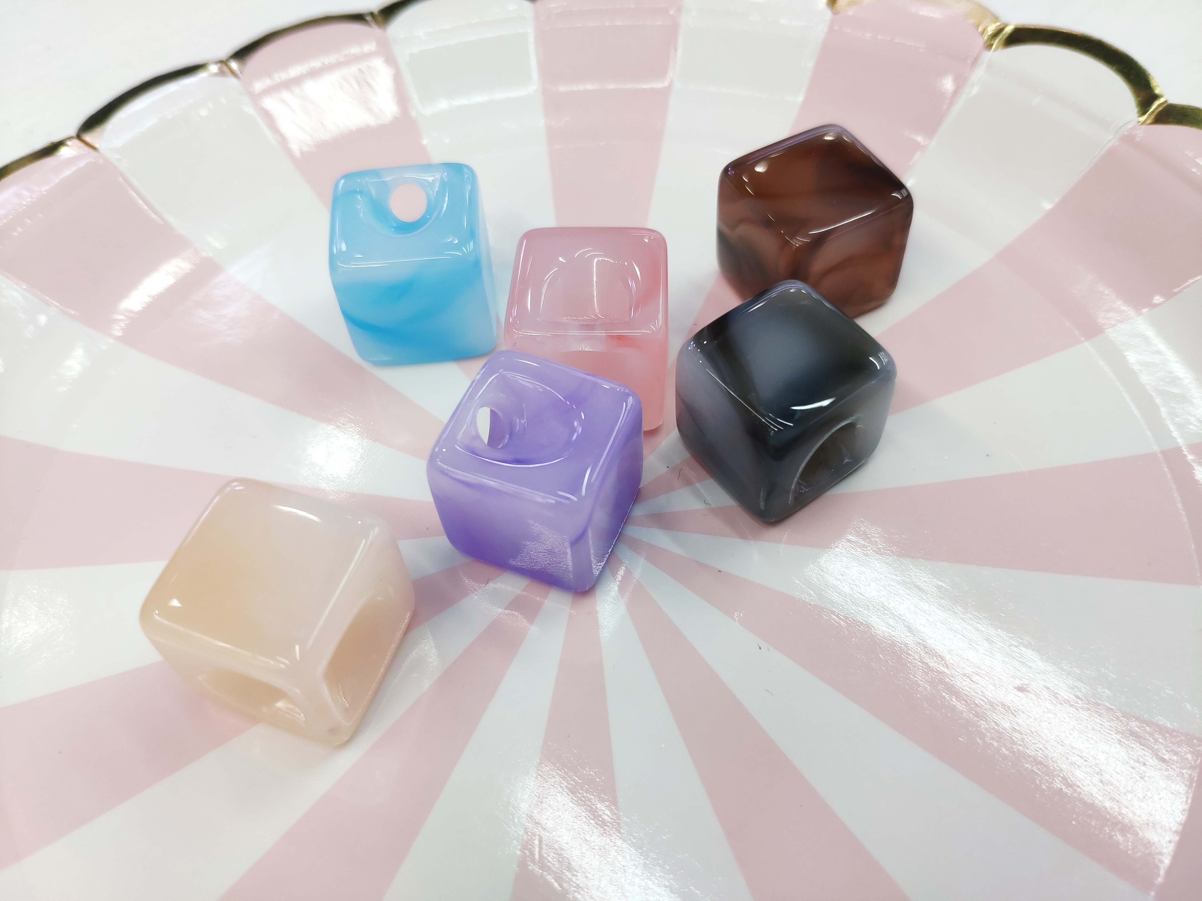 爱珠饰品 17.1mm彩色双色边孔方块珠亚克力 首饰配件服装辅料详情图2