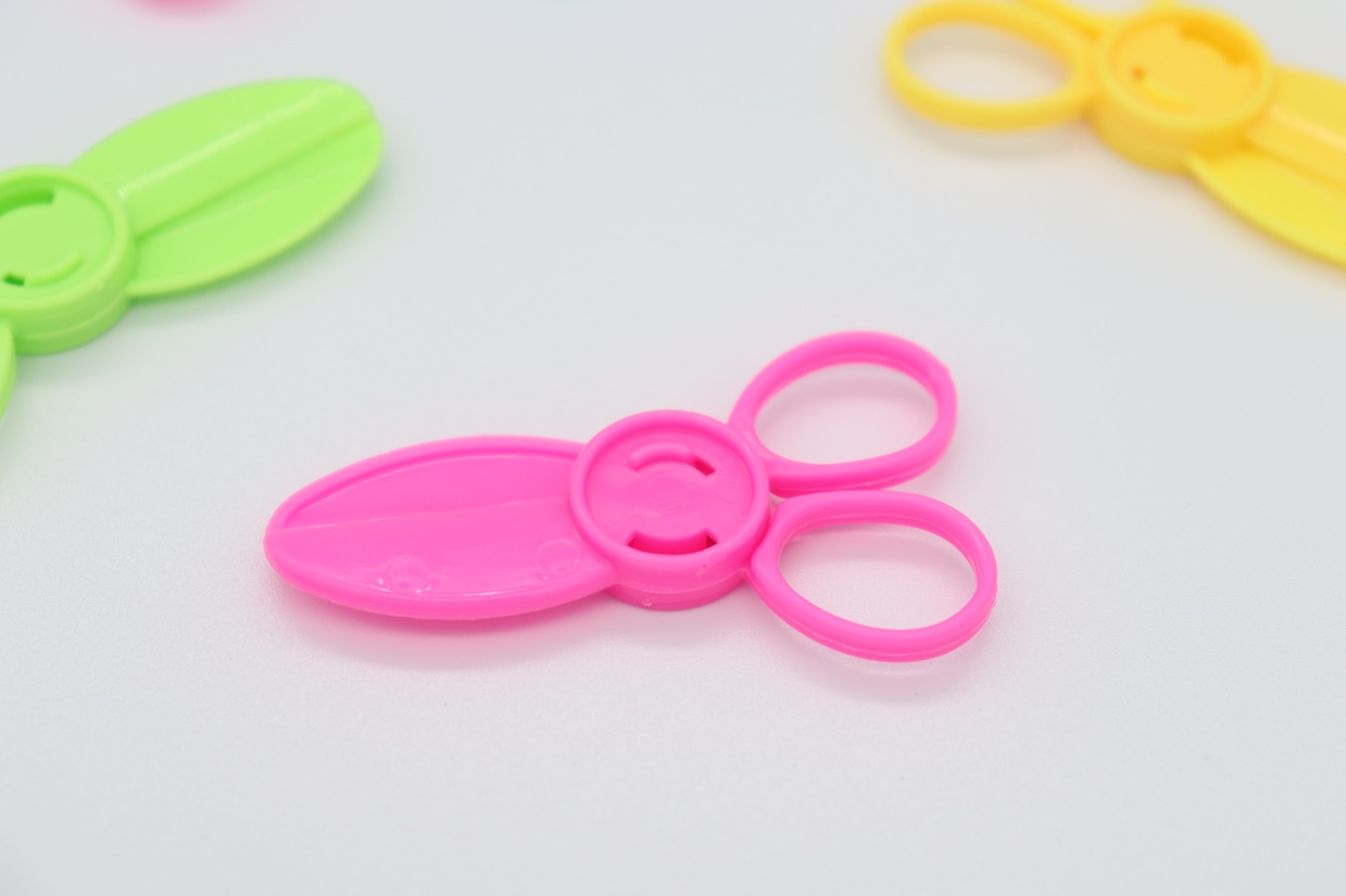 Plastic scissors, children's plastic toys, gifts, gashapon party toys Application Scenario