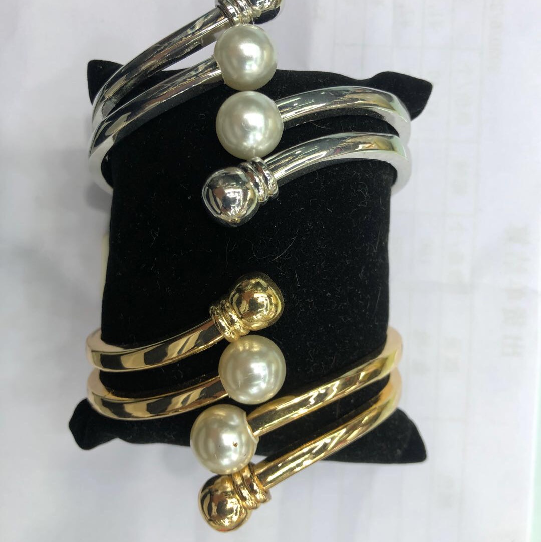 Round head with beaded bracelet thumbnail