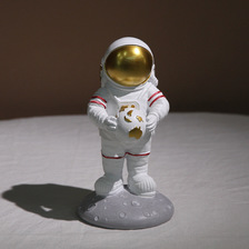 创意太空人抱地球摆件北欧卡通宇航员树脂工艺品流浪地球桌面装饰品摆设