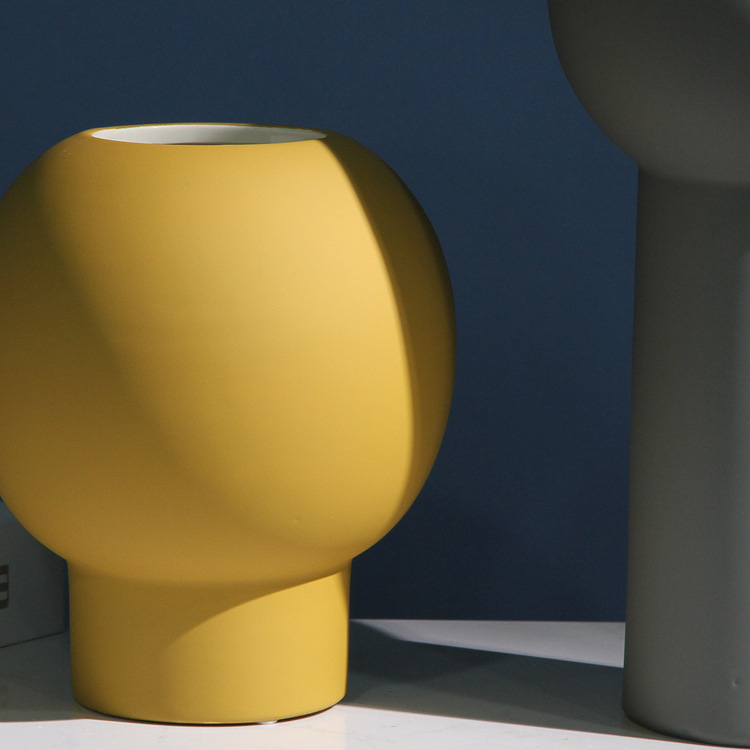 Simple home furnishings: The entrance wine cabinet is decorated with Nordic Morandi color ceramic vases and creative tabletop ornaments Specification image