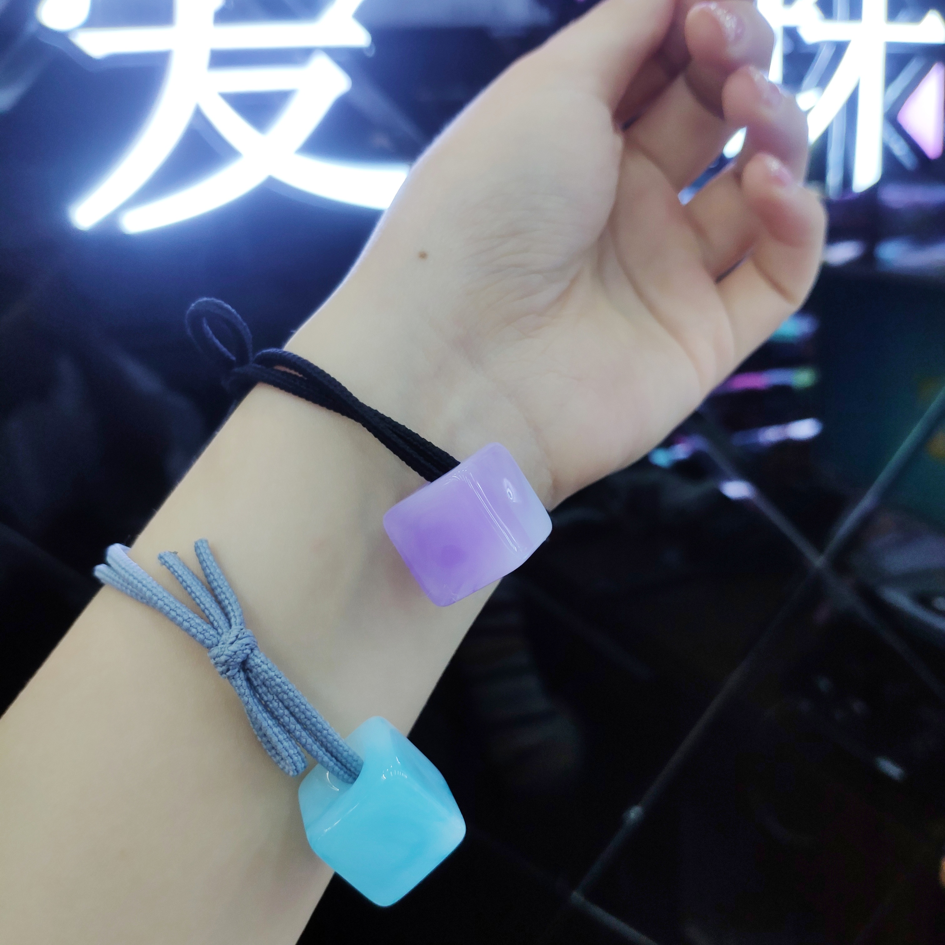 爱珠饰品 17.1mm彩色双色边孔方块珠亚克力 首饰配件服装辅料详情图4