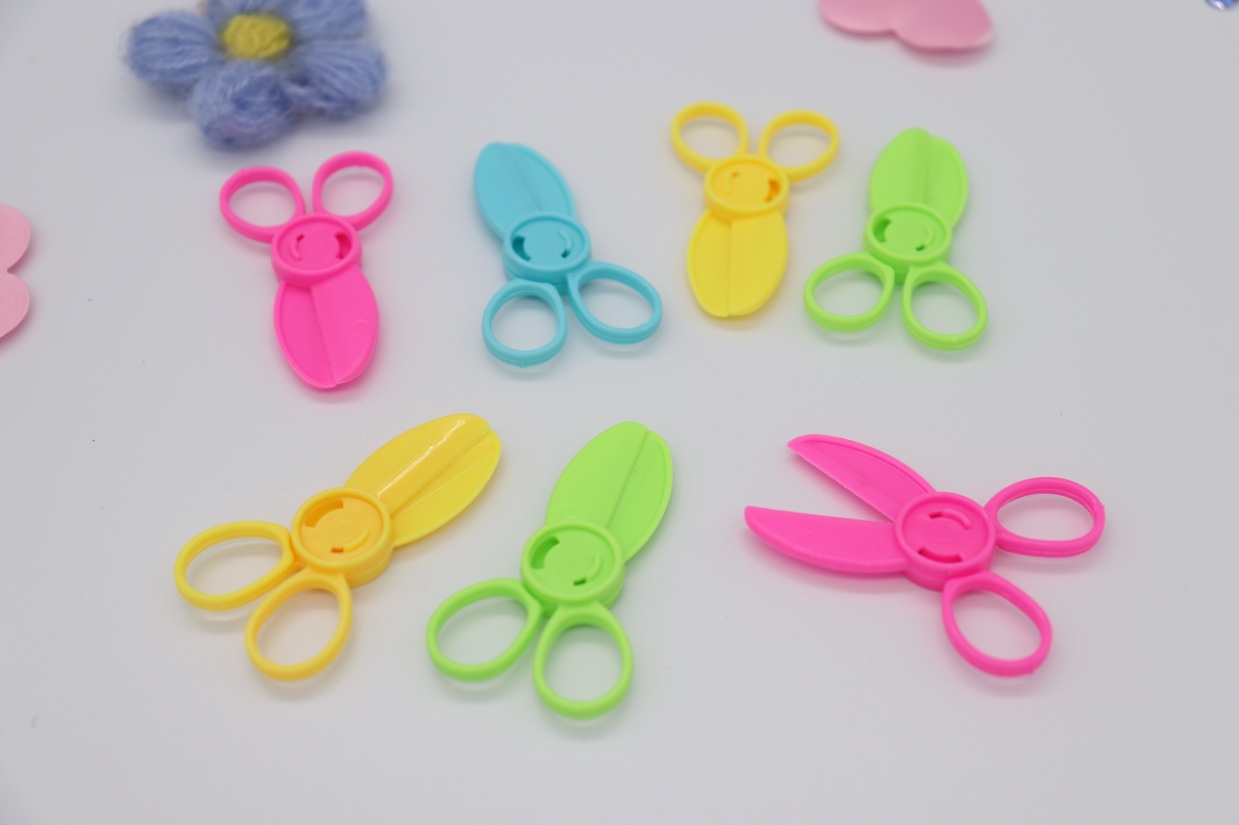 Plastic scissors, children's plastic toys, gifts, gashapon party toys Specification image