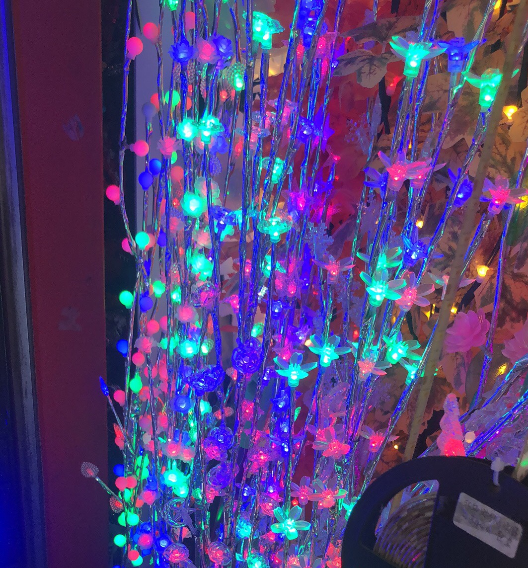 The tree lamp is 1.5 meters tall