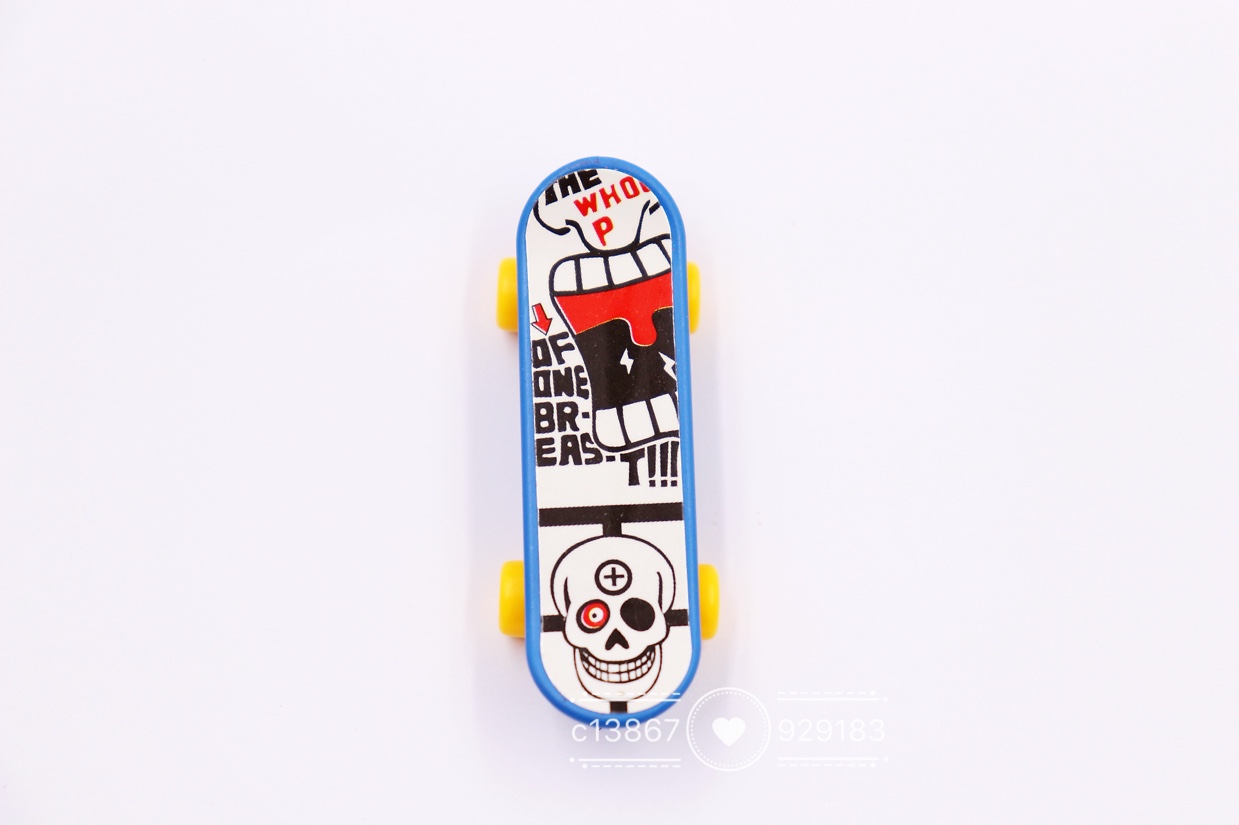 Mini skateboard (with key chain) finger skateboard children's plastic toy gift gacha Application Scenario