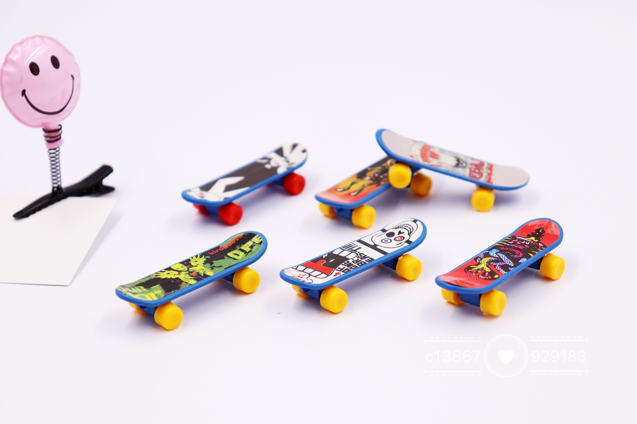 Mini skateboard (with key chain) finger skateboard children's plastic toy gift gacha details Picture