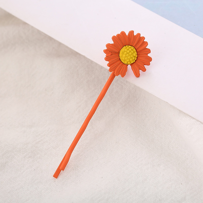 Wholesale of small Daisy multi-color spray-painted European and American fashion forest-style pearl water diamond hair clips and bangs clips for goddess casual matching accessories Item Picture