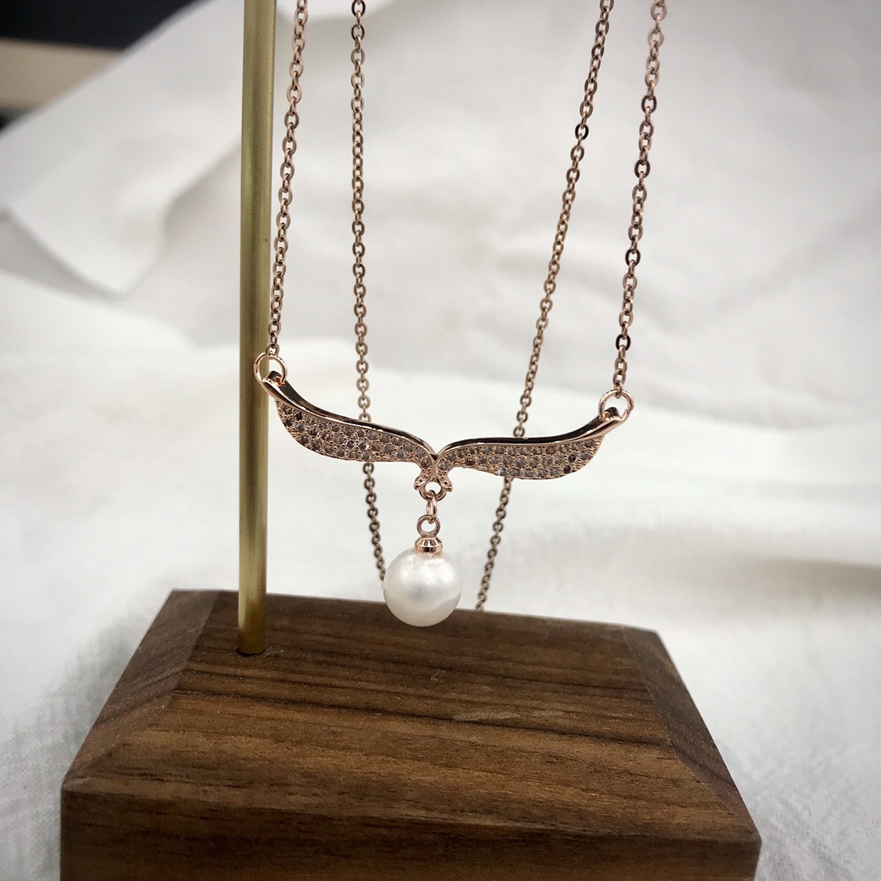 Slightly inlaid wing pendant pearl collarbone chain