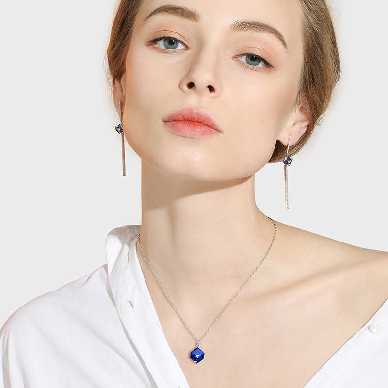 Swarovski crystal sterling silver necklace. details Picture