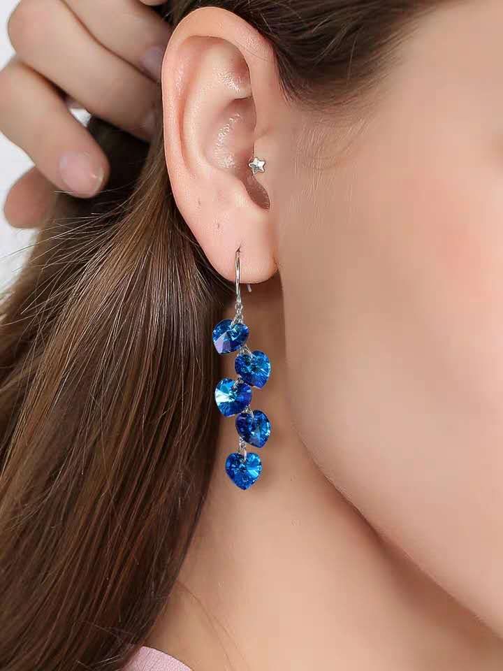 简洁修饰脸型细节图