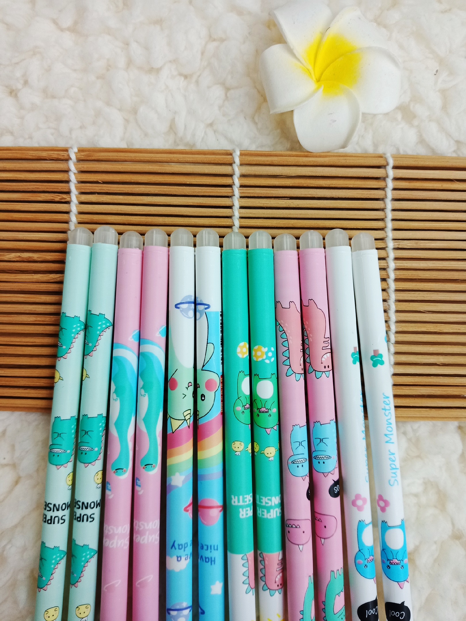 Erasable pen for grade 3-6 pupils use Magic easy to erase neutral pen crystal blue carbon black 0.38mm ink pen Application Scenario