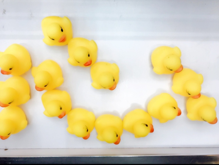 Factory direct sales of 20-piece sets of baby yellow duck bath toys, children's duckling toys, vinyl toys, 0.38 per piece details Picture