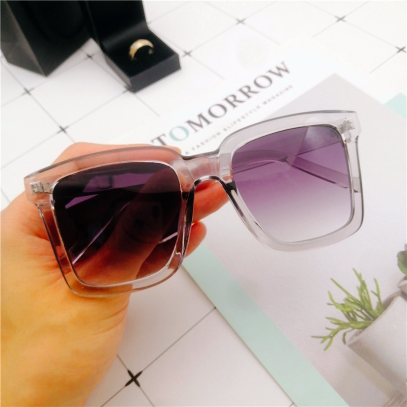 The new large-framed glasses are fashionable sunglasses that are versatile for both men and women Application Scenario