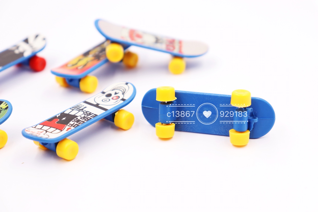 Mini skateboards, finger skateboards, children's plastic toys, gifts, gashapon party toys Application Scenario
