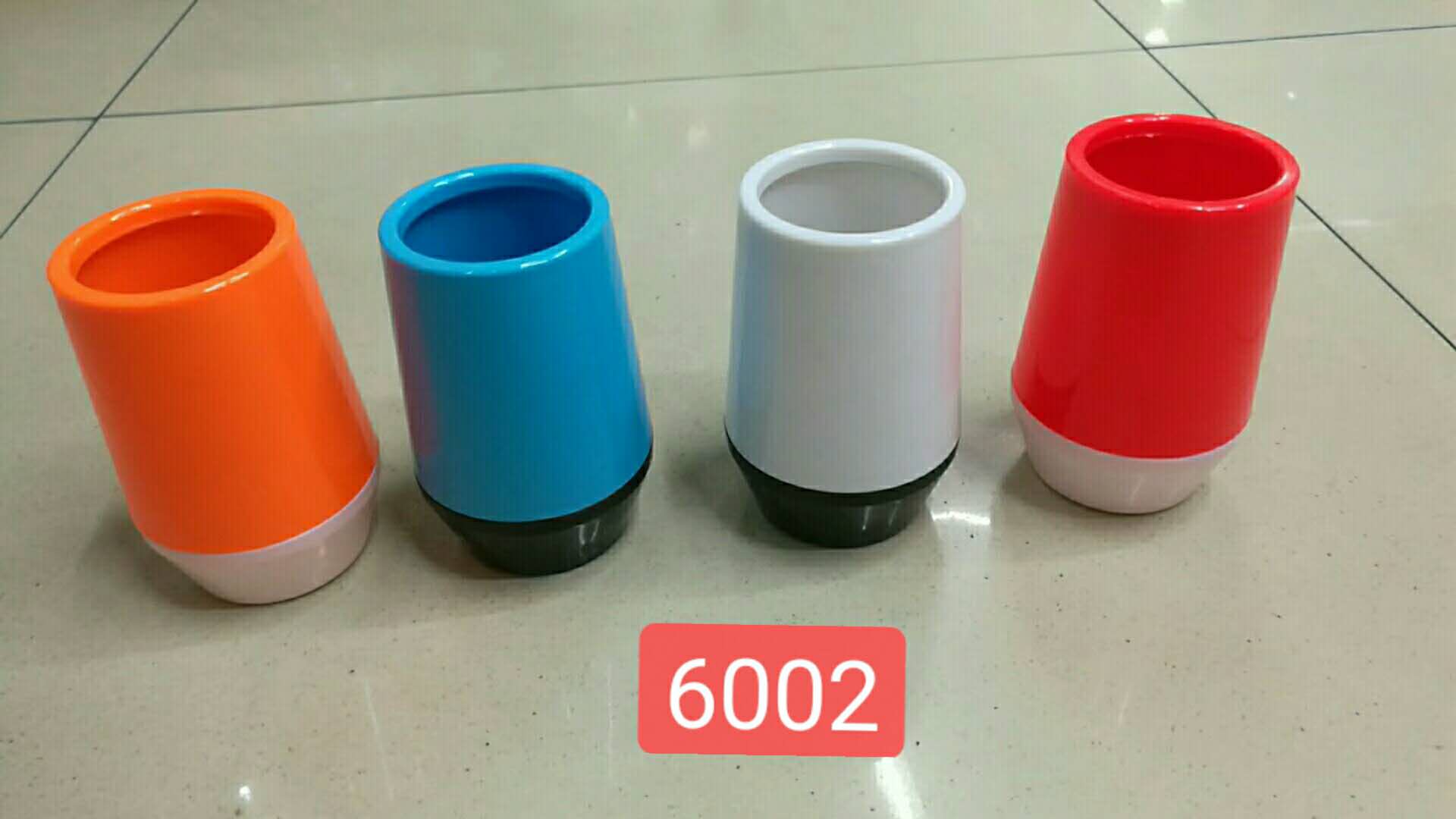 The new round plastic pen holder can be split and arranged in a flower thumbnail
