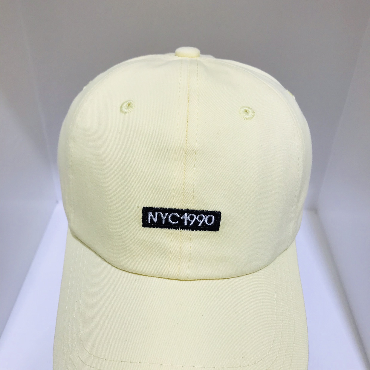 Fashionable sun hats, sun protection caps and baseball caps undefined