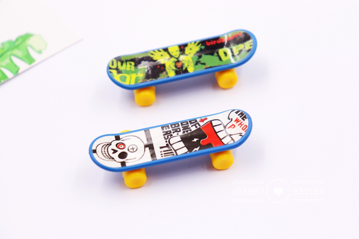 Mini skateboards, finger skateboards, children's plastic toys, gifts, gashapon party toys Specification image