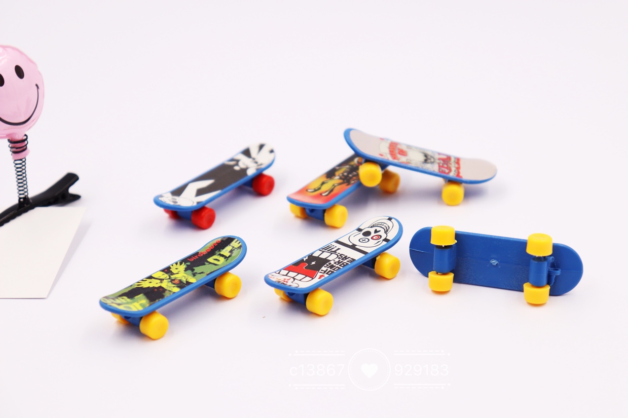 Mini skateboards, finger skateboards, children's plastic toys, gifts, gashapon party toys details Picture