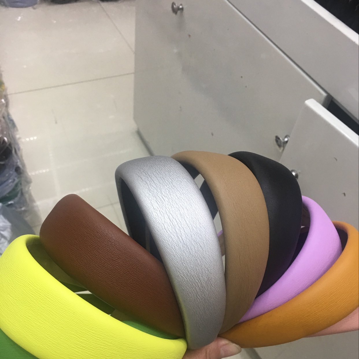 Web celebrity color wide-brimmed headband simple and versatile pu leather hair grottoes ins pressure hair non-slip out hair clip hair band thumbnail