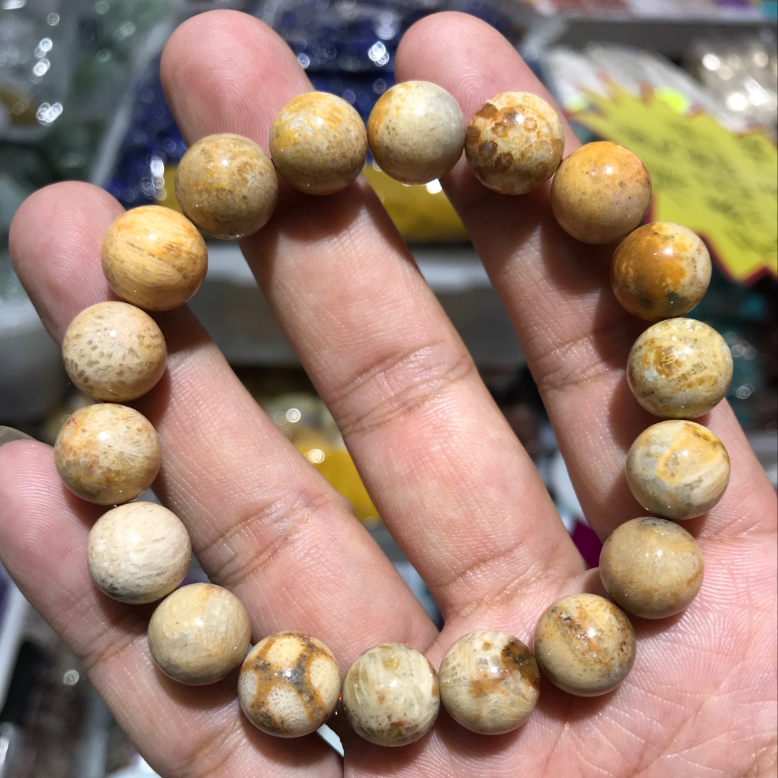 The coral jade bracelet of the national trend series is elegant and suitable for both men and women