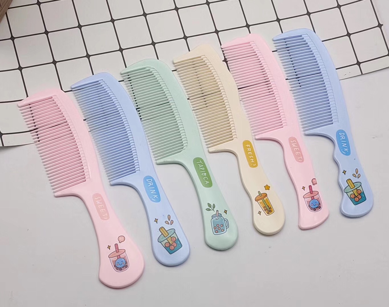 The printed combs come in a variety of types, styles and colors to choose from, featuring a fashionable, simple and trendy style