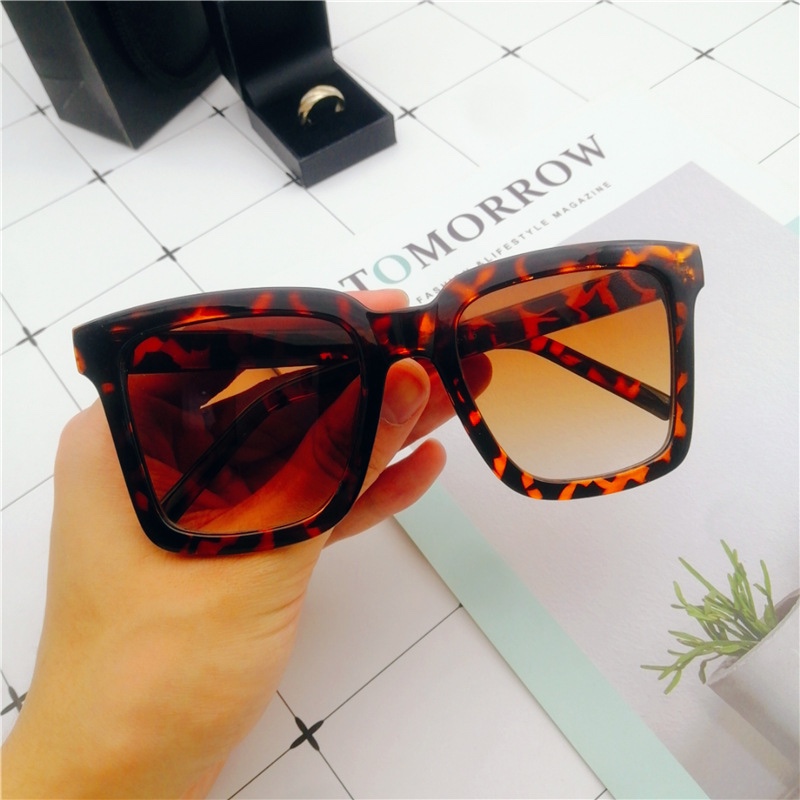 The new large-framed glasses are fashionable sunglasses that are versatile for both men and women Specification image