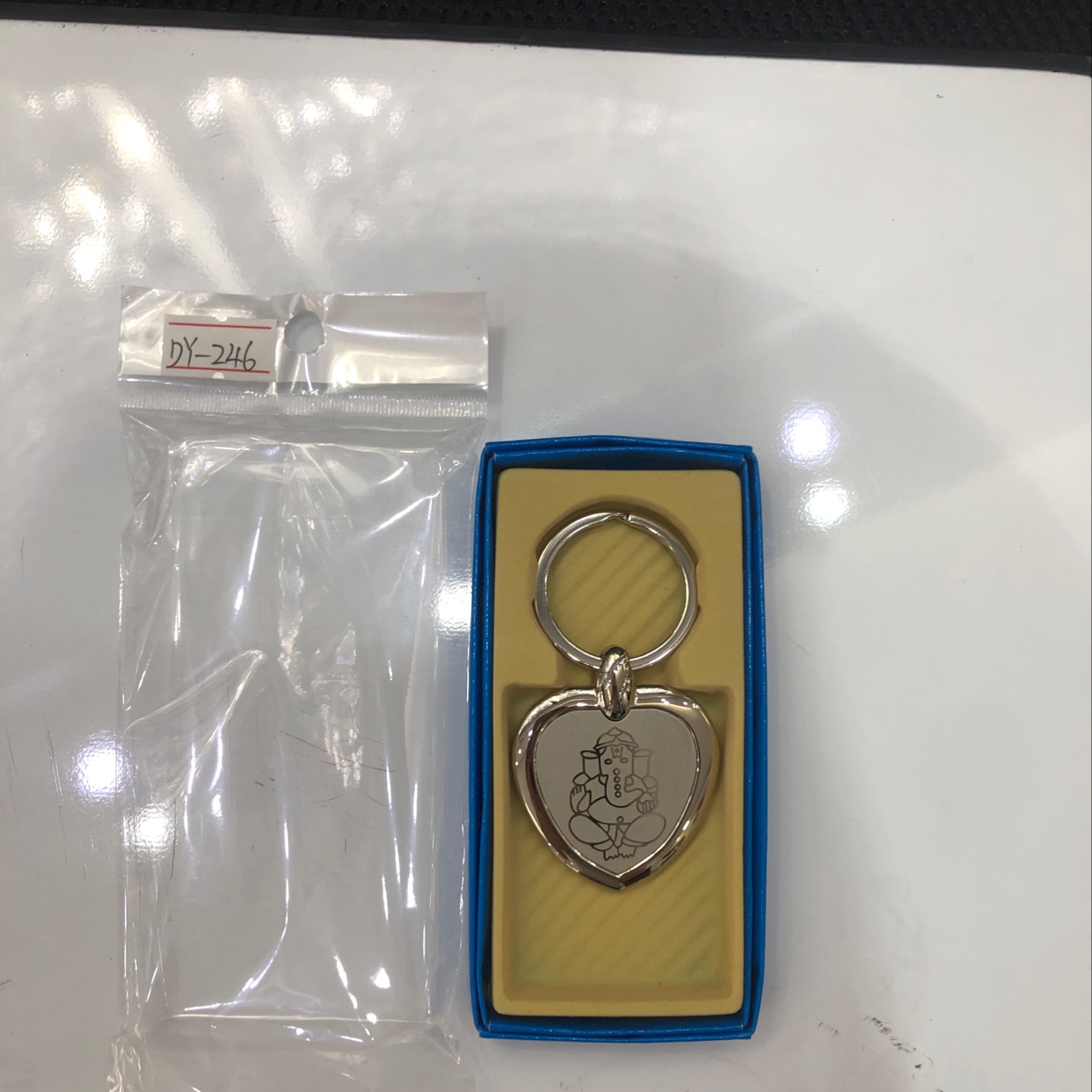 Heart-shaped keychain details Picture