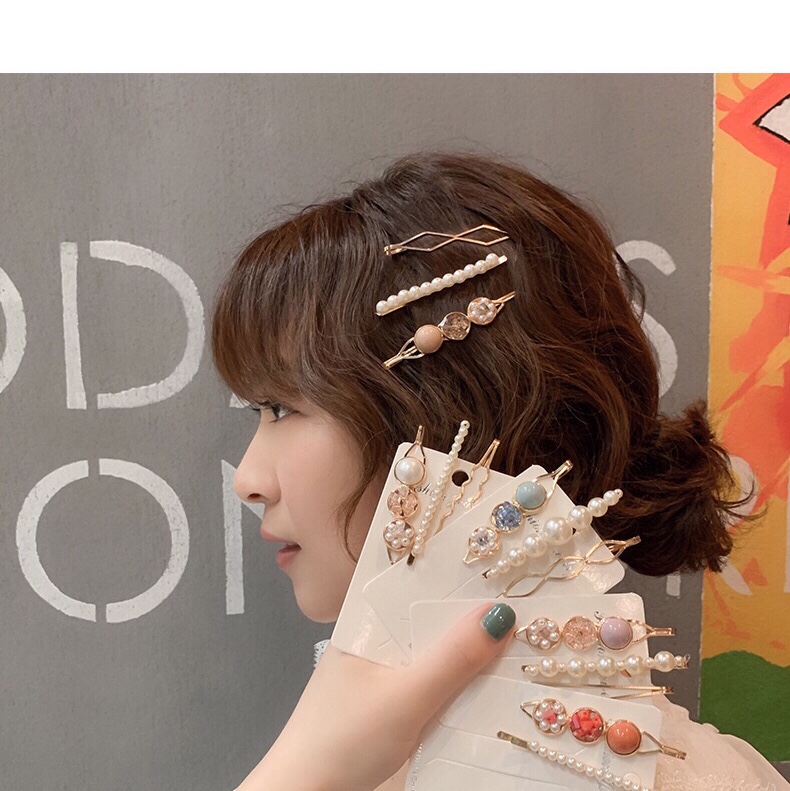 Korean version one-piece hair clip set, pearl and crushed stone hair clip, elegant side clip, sweet and girlish headwear and hair accessory Application Scenario