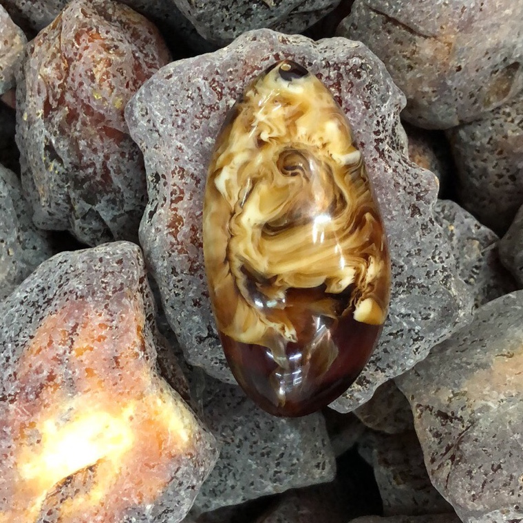 二代琥珀蜜蜡原石毛石练手料飘花蜜莹光浮盐水松香味0.13一克，130一公斤