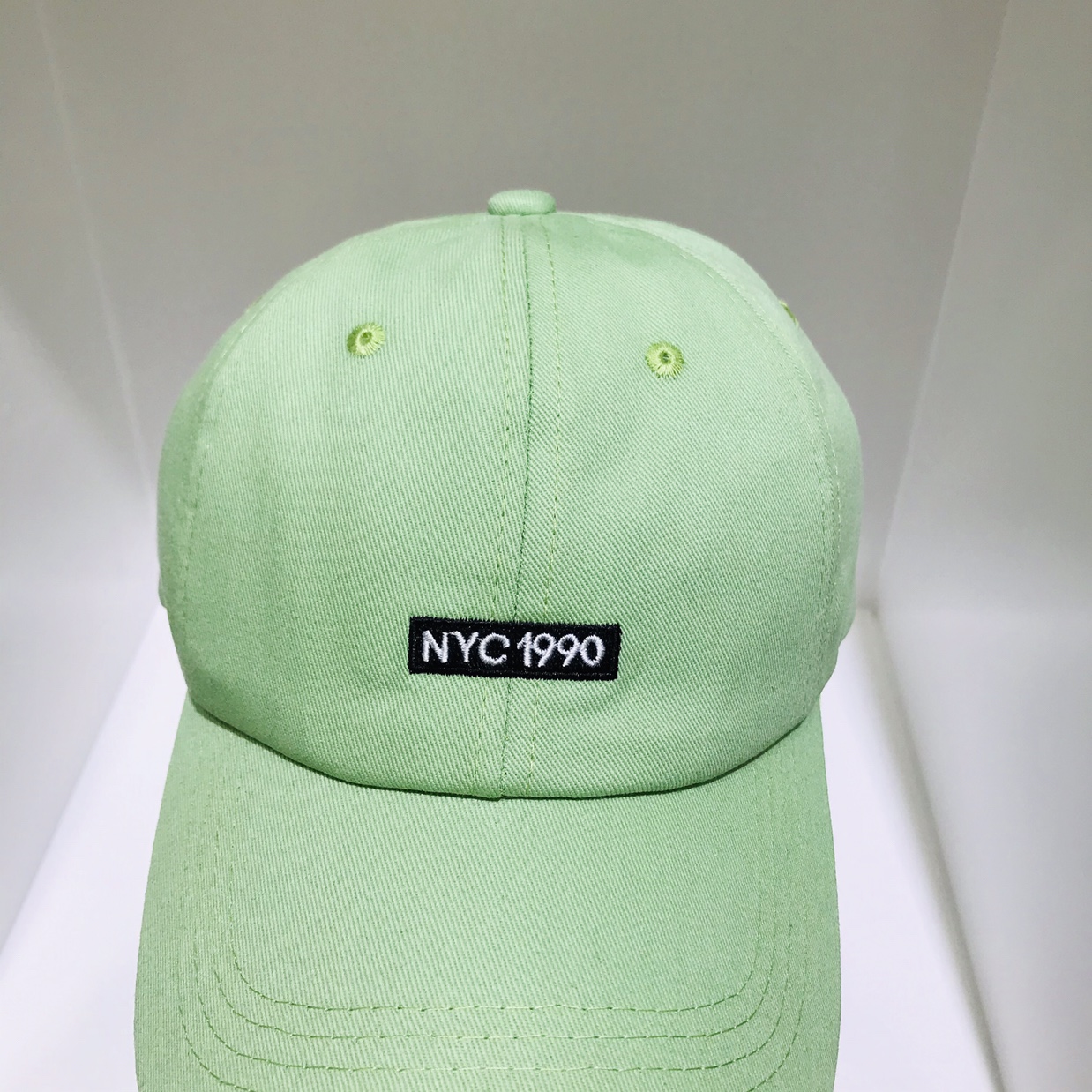 Fashionable sun hats, sun protection caps and baseball caps undefined
