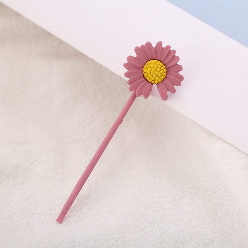 Wholesale of small Daisy multi-color spray-painted European and American fashion forest-style pearl water diamond hair clips and bangs clips for goddess casual matching accessories Application Scenario