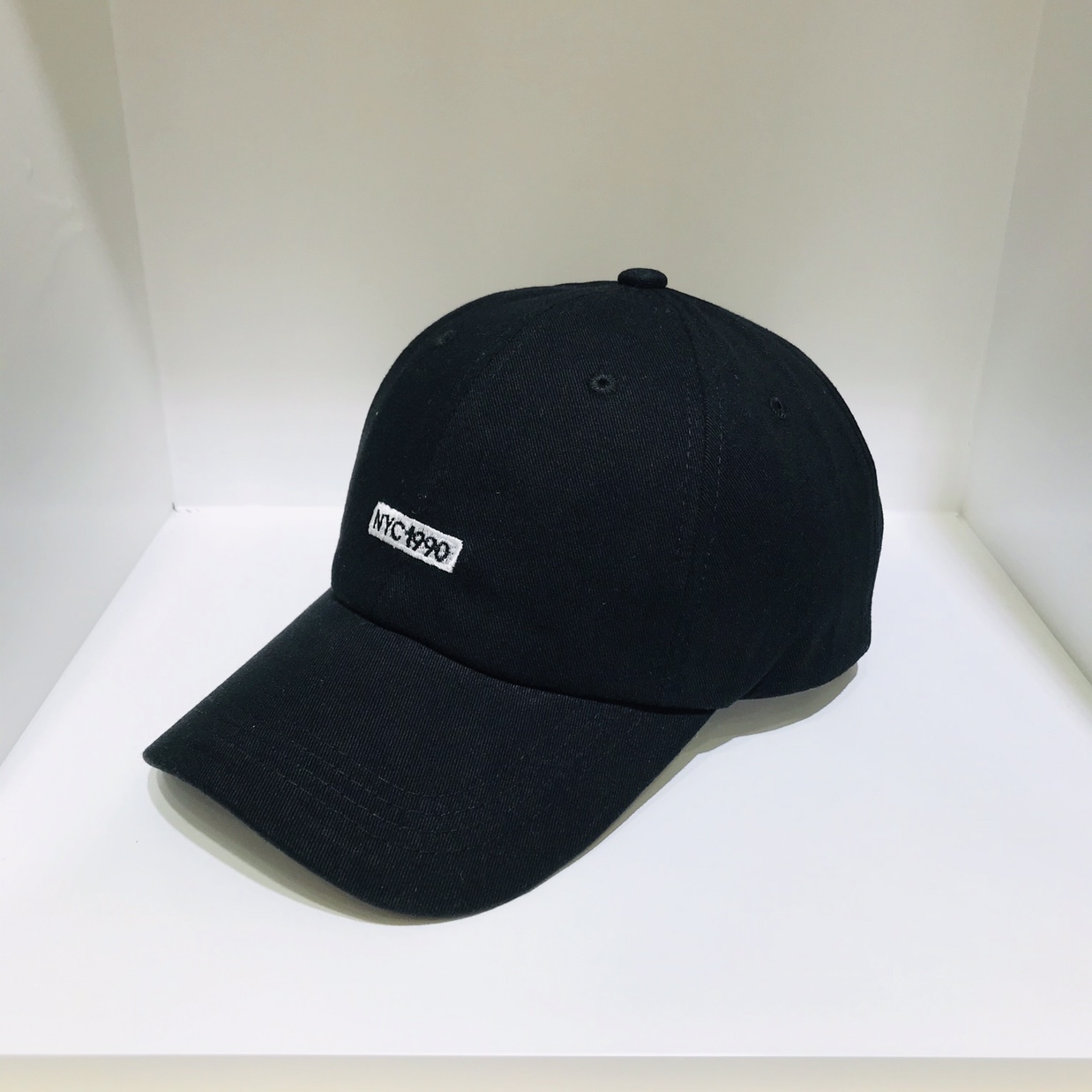 Fashionable sun hats, sun protection caps and baseball caps undefined