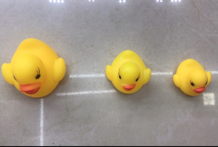 Factory direct sales of 20-piece sets of baby yellow duck bath toys, children's duckling toys, vinyl toys, 0.38 per piece Application Scenario