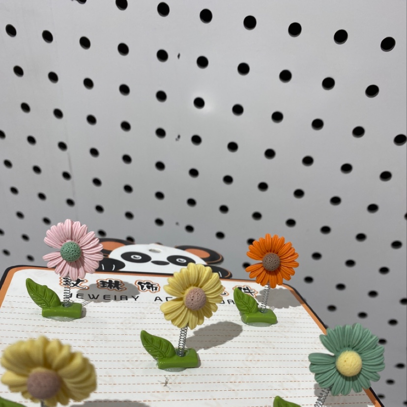 Daisies with leaves Specification image
