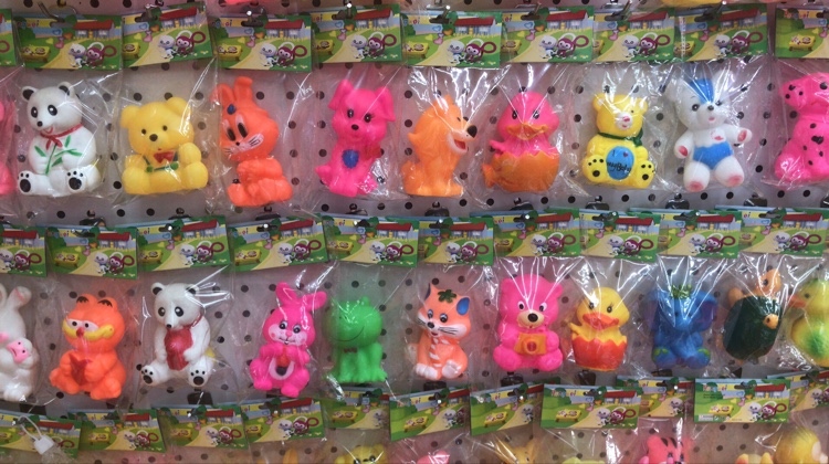 Plastic animal toys mixed with independent packaging thumbnail